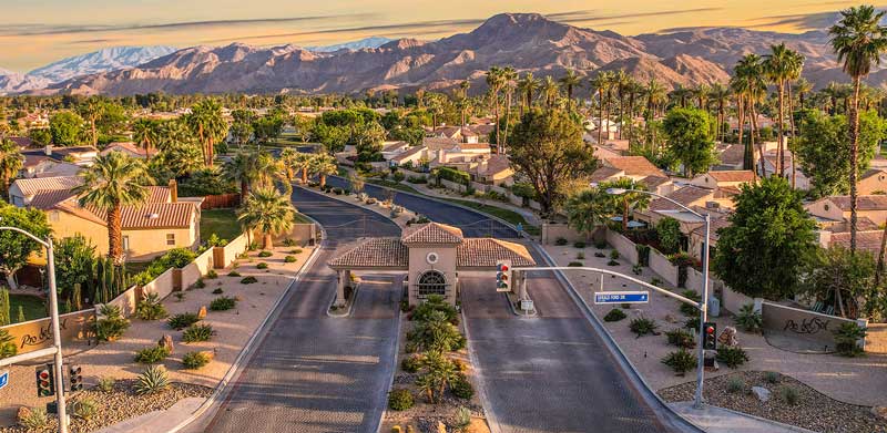 Rio del Sol monument at the entry.